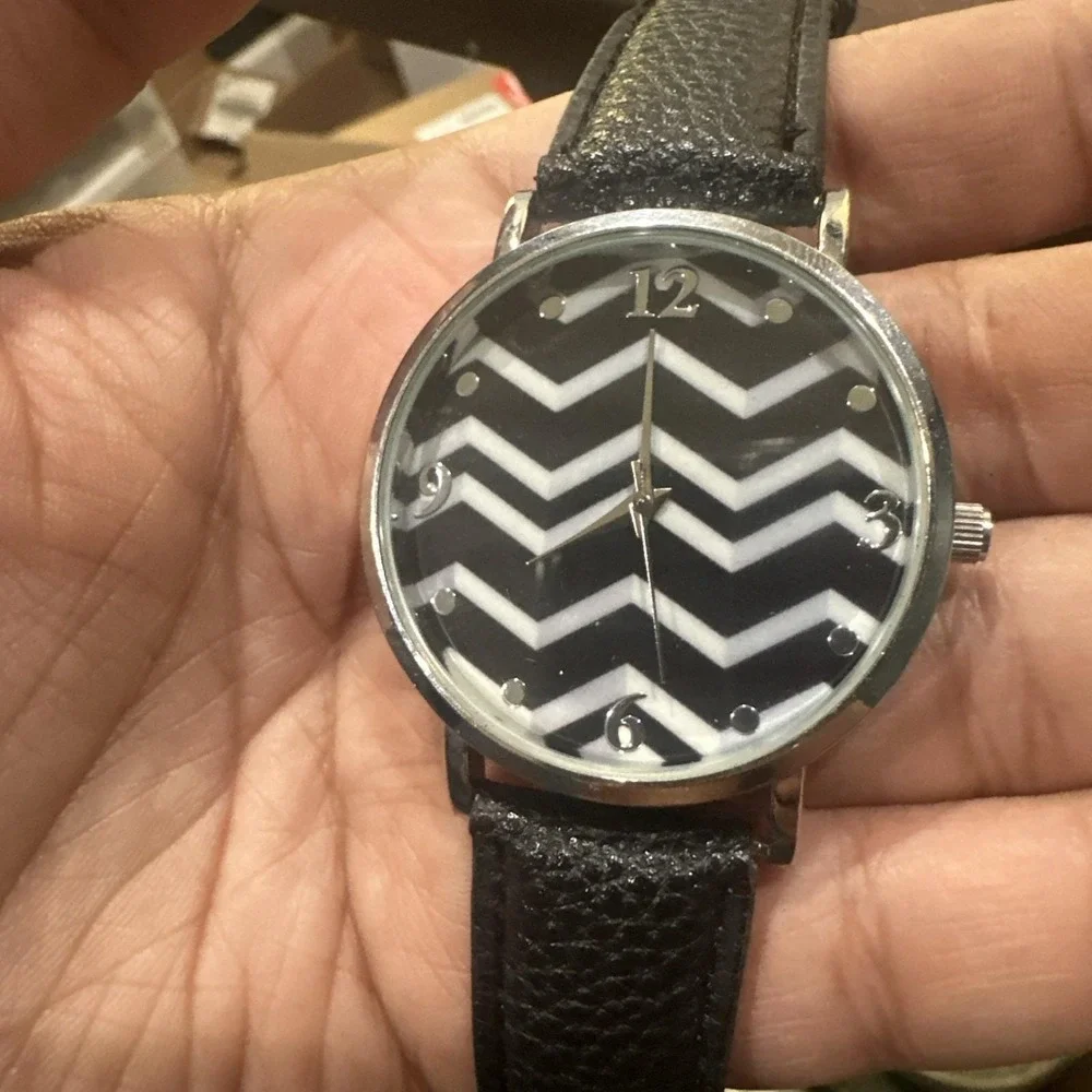 Working 40mm Zig‎ Zag Black & White Gold Tone Watch With Black Leather Strap